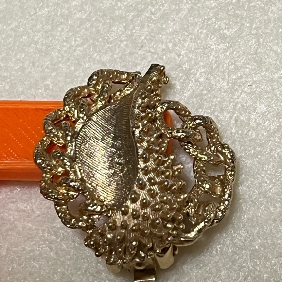 Vintage ART Clip On Earrings Gold Toned Spiky Shell And Chain Design - Picture 8 of 8